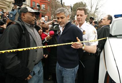 الإفراج عن جورج كلوني ووالده بعد اعتقالهما أمام السفارة السودانية في واشنطن